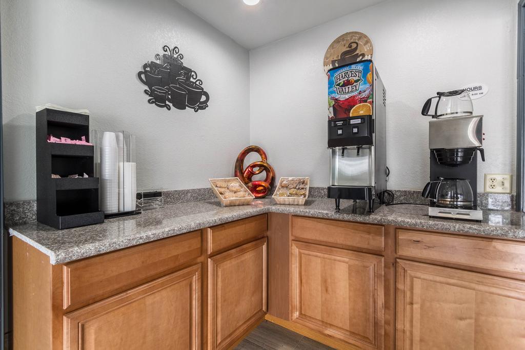 Scottish Inn And Suites Tomball Bagian luar foto